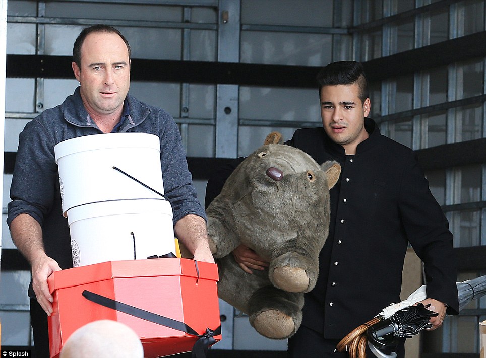 Προσωπικό μεταφέρει στο βασιλικό αεροσκάφος τα δώρα της οικογένειας από το ταξίδι