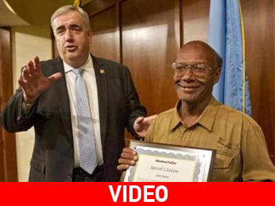 Άστεγος παρέδωσε σακίδιο γεμάτο χρήματα