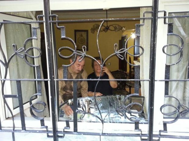 Σπασμένα τζάμια σε παρακείμενα κτήρια