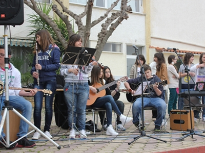 Θεσσαλονίκη: Μπαζάρ και θεατρική παράσταση για τη σχολική εκδρομή της Γ’ Λυκείου