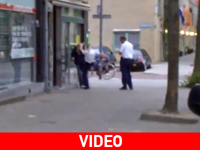 Γυναίκα αστυνομικός ξυλοκοπεί άστεγο