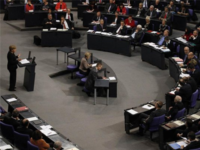 Aναβάλλει δημοσιονομικό σύμφωνο και κύρωση ESM το Βερολίνο