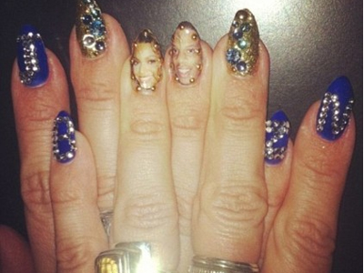 Σε ποια καλλονή ανήκουν αυτά τα δάχτυλα..;