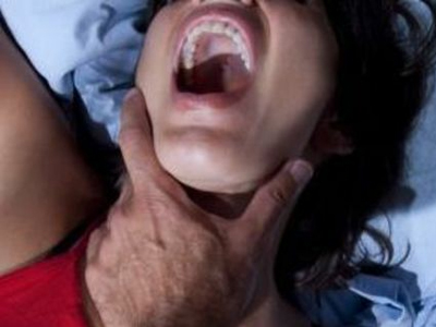 Πήγε να τη βιάσει στον ύπνο της