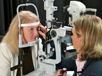 Πρωτοποριακή εμφύτευση βιονικού ματιού σε τυφλή γυναίκα