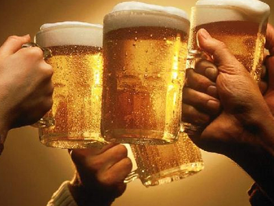 Οι τουρίστες αυξάνουν την κατανάλωση μπίρας