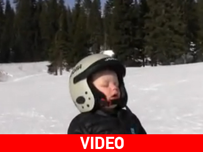 Μπόμπιρας κοιμάται όρθιος την ώρα του σκι!