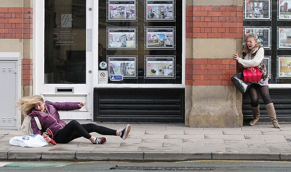 Ένας νεκρός από την κακοκαιρία στη Βρετανία
