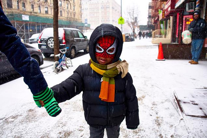 O Τόμας Γουόκερ, 5 ετών, από το Μπρονξ της Νέας Υόκρης, έχει καλυφθεί μέχρι και στο... πρόσωπο για να καταφέρει να διασχίσει την 116η Οδό