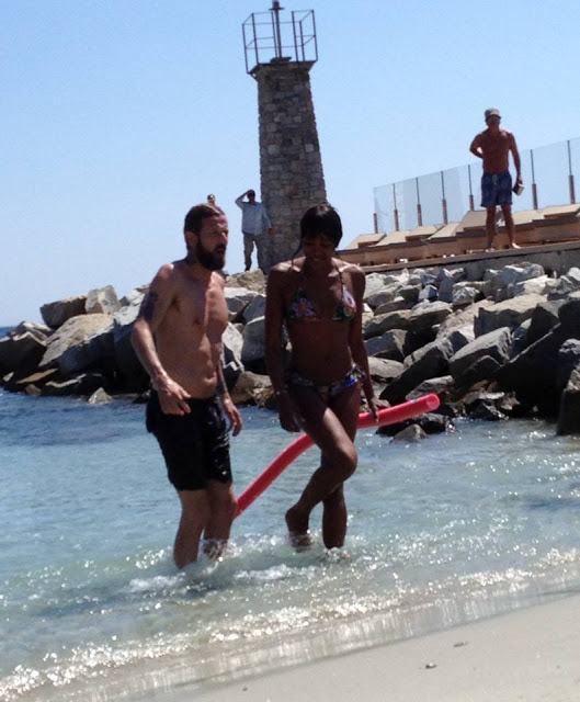 Η Ναόμι στην παραλία 