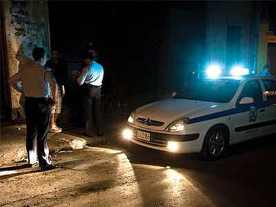 Αφόπλισαν γυναίκα αστυνομικό και προσπάθησαν να την πυροβολήσουν