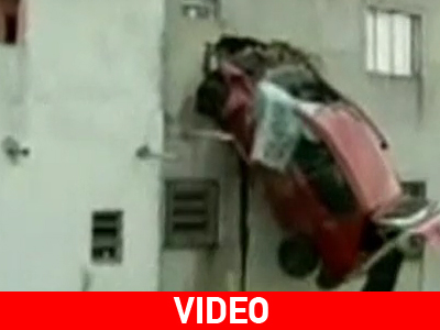 Αυτοκίνητο κρέμεται από τον τοίχο σπιτιού