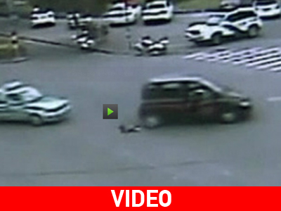 Νήπιο πέφτει στη μέση του δρόμου από εν κινήσει αυτοκίνητο