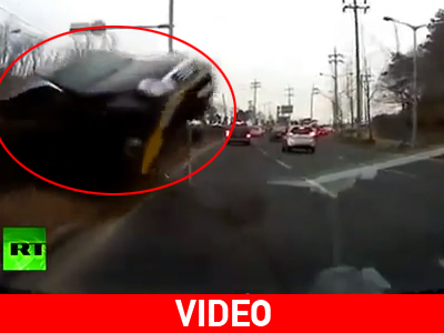 Απίστευτο τροχαίο on camera!