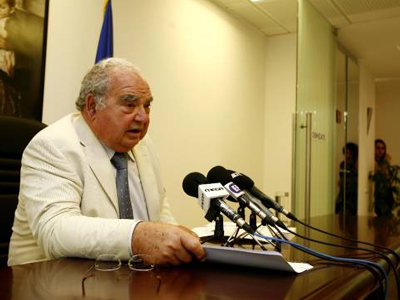 Παρουσιάζει την ετήσια έκθεση για τη διαφθορά