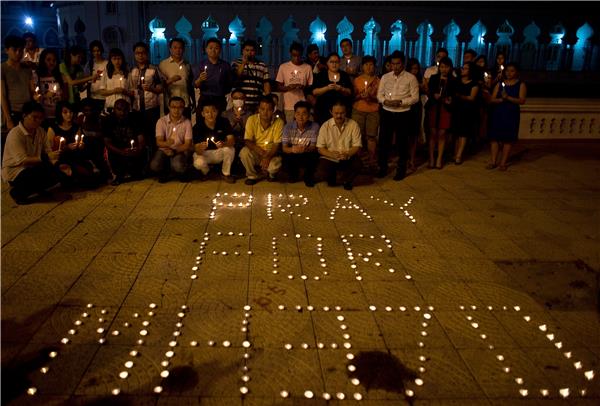 Προσευχή για τις 239 ψυχές του Boeing 777 στην Πλατεία Ανεξαρτησίας στην Κουάλα Λουμπούρ