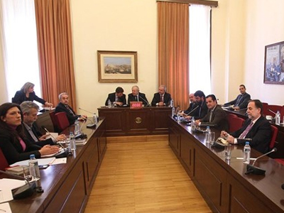 Της… το κάγκελο στους διαδρόμους της Βουλής