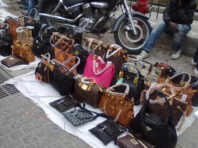 Κατέστρεψαν προϊόντα-μαϊμού