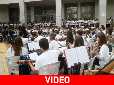 Πλημμύρισε νότες η πλατεία της Ξάνθης Πλημμύρισε νότες η πλατεία της Ξάνθης