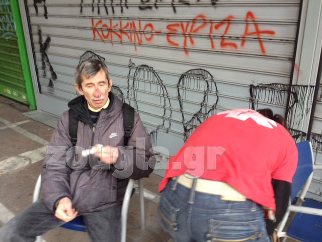 Ο Χαράλαμπος Αγγουράκης δέχεται τις πρώτες βοήθειες