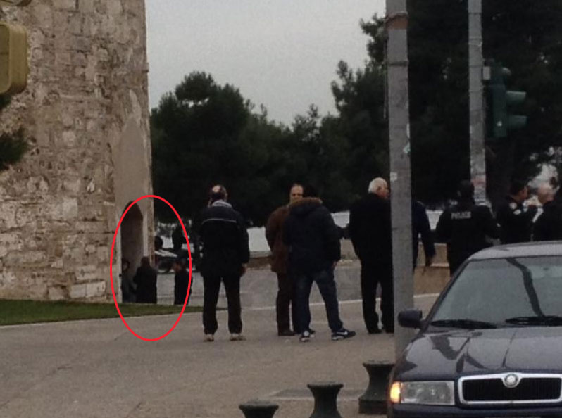 Στην είσοδο του Λευκού Πύργου ο νεαρός και οι δύο διαπραγματευτές της ΕΛ.ΑΣ.