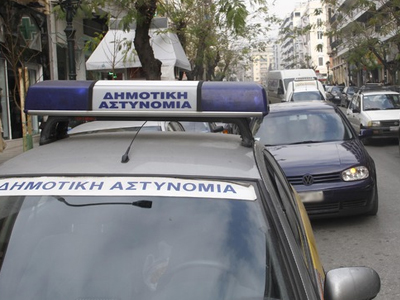 Θεσσαλονίκη: Επιστρατεύουν γερανούς για τα διπλοπαρκαρισμένα ΙΧ