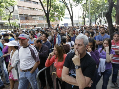 Μαζικά στην κάλπη οι Βενεζουελάνοι ψηφοφόροι Μαζικά στην κάλπη οι Βενεζουελάνοι ψηφοφόροι