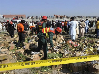 Ζευγάρι στο Πακιστάν λιντσαρίστηκε και δολοφονήθηκε για «βλασφημία» Ζευγάρι στο Πακιστάν λιντσαρίστηκε και δολοφονήθηκε για «βλασφημία»