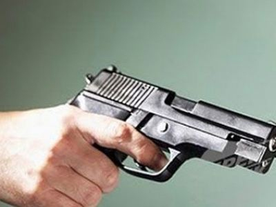 Έβγαλε όπλο για… 80 ευρώ