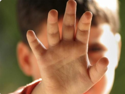 Ξυλοκόπησαν τον 7χρονο γιο τους και τον έδιωξαν από το σπίτι!