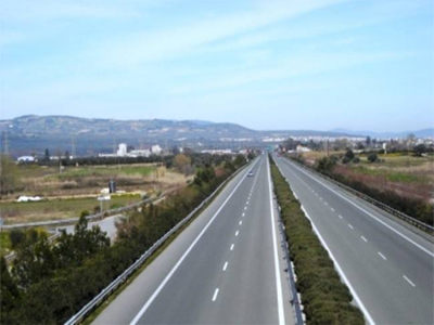 Ηλικιωμένος βρέθηκε ξαπλωμένος στην Εθνική Οδό