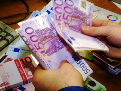 Θετικά στοιχεία προσφέρουν ανακούφιση στο ευρώ