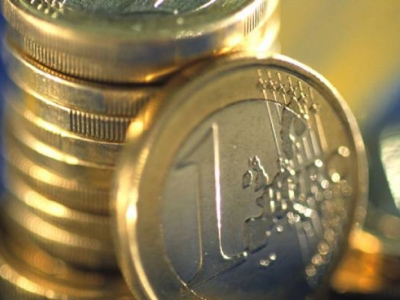 Υπό… πολιτική πίεση το ευρώ