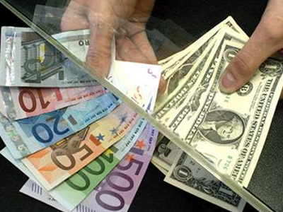 Σταθεροποιείται η ισοτιμία του ευρώ με το δολάριο