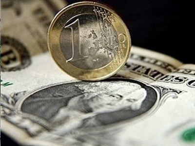 Υποχωρεί το ευρώ