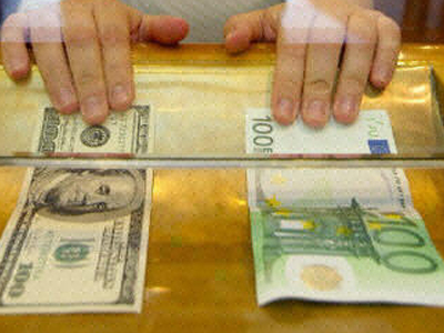 Υποχωρεί το ευρώ