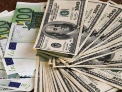 Υποχωρεί το ευρώ