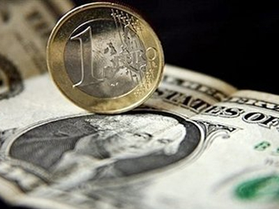 Οριακή υποχώρηση του ευρώ