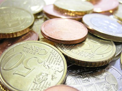 Το ευρώ δέχθηκε πλήγμα από μια σειρά νέων εξελίξεων