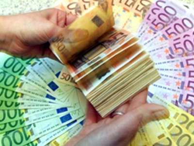 Παραμένει αδύναμο το ευρώ