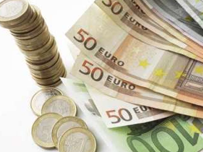 Μικρή υποχώρηση για το ευρώ