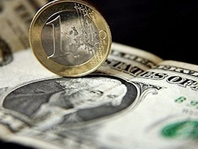 Υποχωρεί το ευρώ