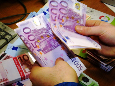 Το ευρώ παρακάμπτει τις δυσκολίες και ενισχύεται