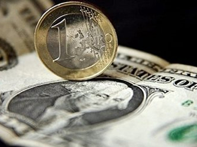 «Κλειδωμένο» σε στενό εύρος το EUR/USD