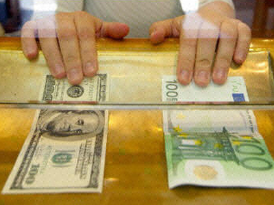 Υποχωρεί το ευρώ έναντι του δολαρίου