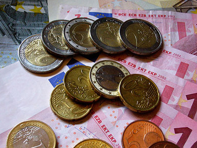 Υποχωρεί το ευρώ