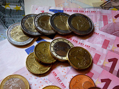 Υποχωρεί το ευρώ