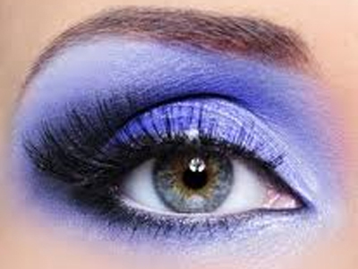 Δώστε ένταση στο βλέμμα σας με μπλε σκιά