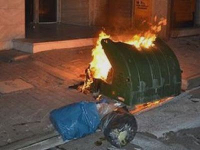 Έκαψαν κάδους απορριμμάτων στη Λάρισα