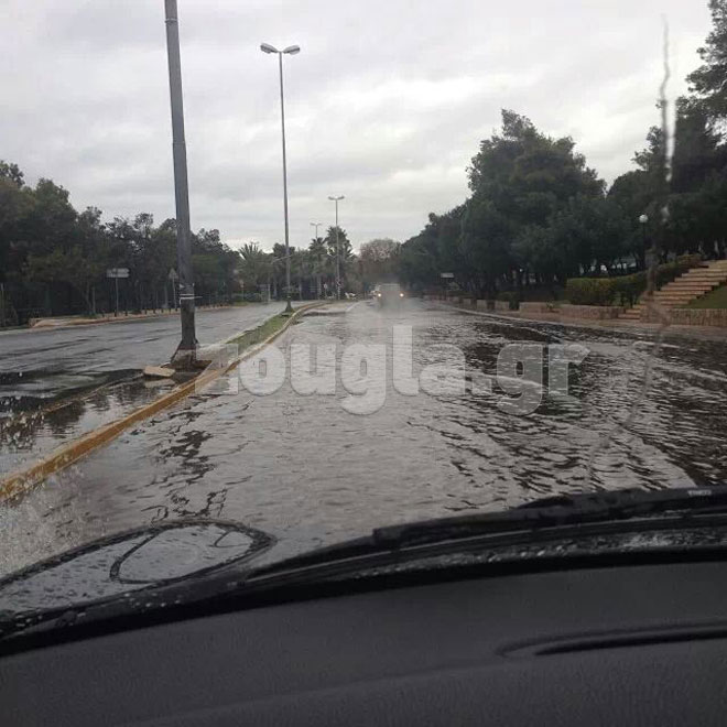Εικόνα από την παραλιακή στο ύψος της Βουλιαγμένης νωρίς το πρωί της Τρίτης